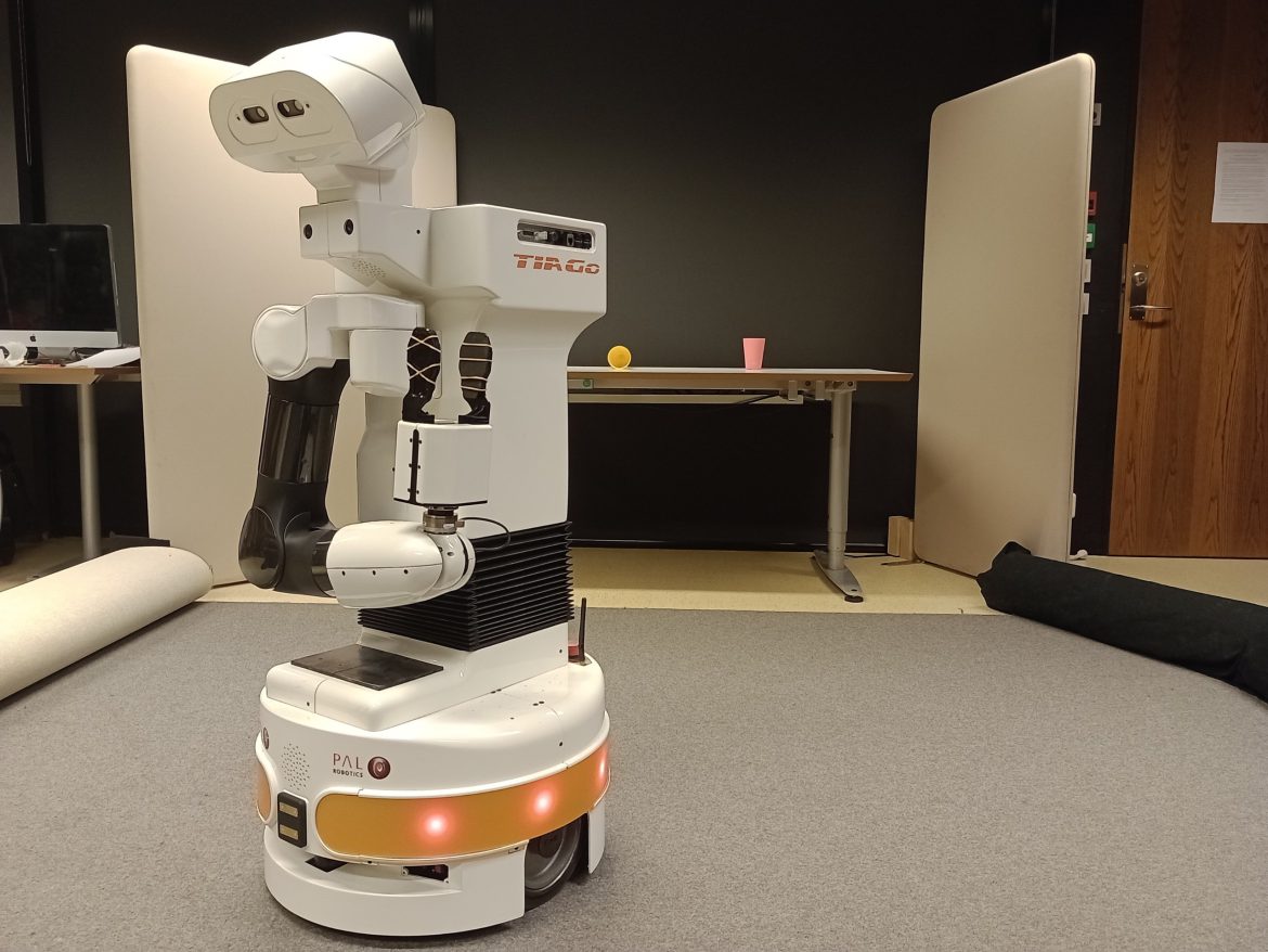 robo-que-organiza-a-casa:-pesquisa-de-mestrado-da-ufrgs-usa-tecnologia-para-ajudar-idosos-com-mobilidade-reduzida