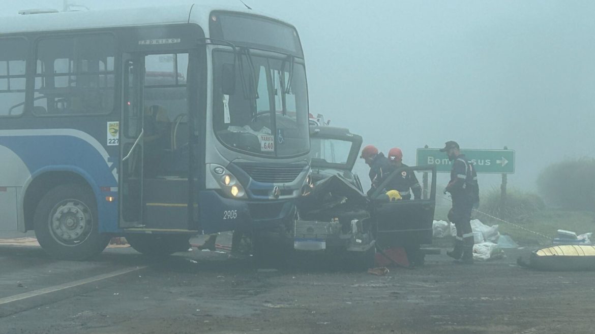 capo-de-carro-fica-preso-sob-onibus-e-deixa-duas-pessoas-feridas-em-canela,-no-rs