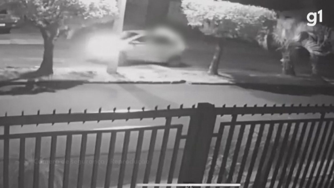 video:-motorista-passa-tres-vezes-na-mesma-rua-com-corpo-de-mulher-sobre-o-carro-apos-atropelamento-no-rs video:-motorista-passa-tres-vezes-na-mesma-rua-com-corpo-de-mulher-sobre-o-carro-apos-atropelamento-no-rs
