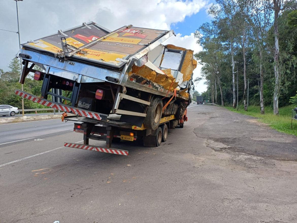 um-caminhao-transportando-outro:-cena-inusitada-e-flagrada-por-prf-em-estrada-do-rs;-veja-video