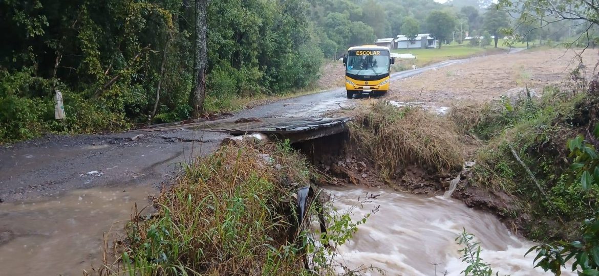 temporal-no-rs:-cidade-fica-ilhada-e-aulas-sao-canceladas