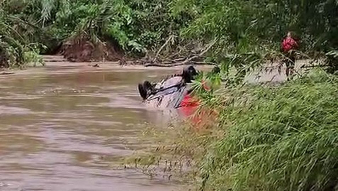 chuvas-no-rs:-mulher-e-encontrada-morta-em-carro-arrastado-por-correnteza,-diz-defesa-civil;-buscas-por-homem-continuam