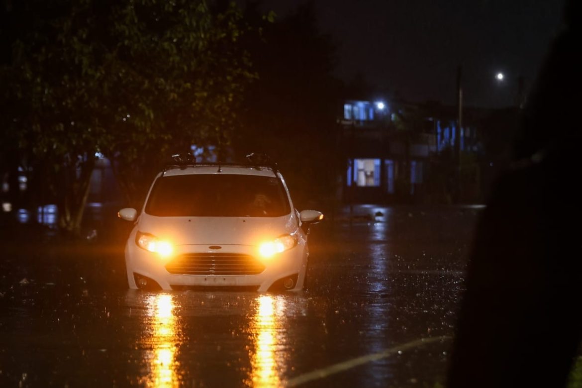 temporal-no-rs:-porto-alegre-tem-alagamentos,-impactos-em-trens-e-semaforos-fora-de-operacao