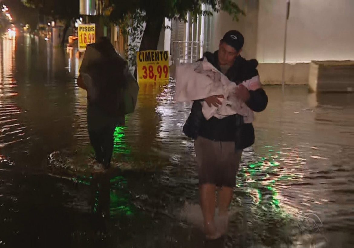 ‘perdemos-tudo-de-novo’:-chuvas-no-rs-inundam-casas-em-uma-das-cidades-mais-atingidas-em-enchentes-de-2024