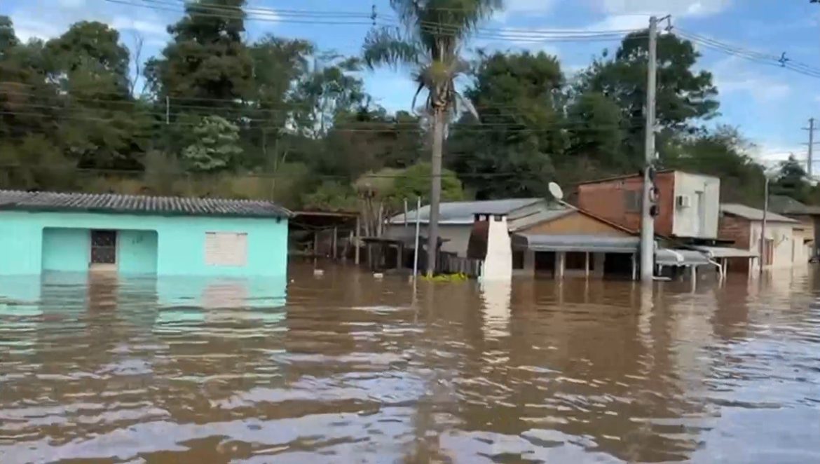 temporais-no-rs:-numero-de-pessoas-fora-de-casa-chega-a-1,2-mil-por-causa-do-aumento-do-nivel-de-rio-em-jaguari