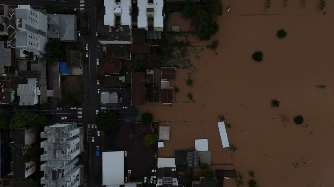 video:-um-ano-apos-enchente-historica,-lajeado-volta-a-sofrer-com-alagamento-do-rio-taquari