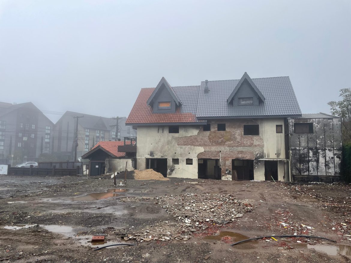 ainda-com-tapumes-e-destrocos:-veja-como-esta-local-atingido-por-aviao-em-gramado-6-meses-depois;-11-pessoas-morreram ainda-com-tapumes-e-destrocos:-veja-como-esta-local-atingido-por-aviao-em-gramado-6-meses-depois;-11-pessoas-morreram