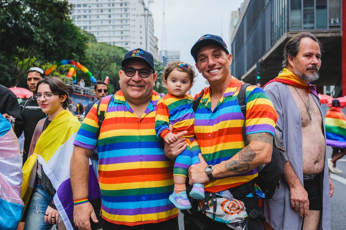 casal-leva-primeiro-bebe-com-dna-dos-dois-pais-do-sul-do-brasil-para-a-parada-lgbt:-‘antonella-e-simbolo-de-luta’