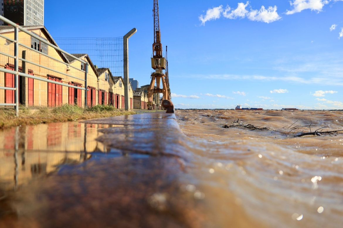 acima-da-cota-de-alerta-pelo-4o-dia-seguido,-guaiba-avanca-e-aguas-invadem-orla,-em-porto-alegre