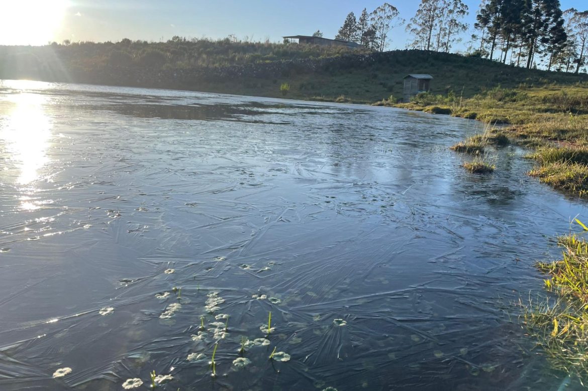 com-minima-de-4,9oc,-sao-jose-dos-ausentes-tem-lago-congelado-no-dia-mais-frio-do-ano;-video