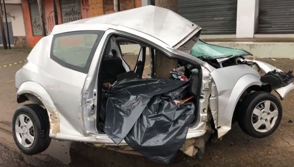 mulher-de-25-anos-morre-apos-colisao-de-carro-com-poste-em-sao-leopoldo;-video-mostra-veiculo-destruido