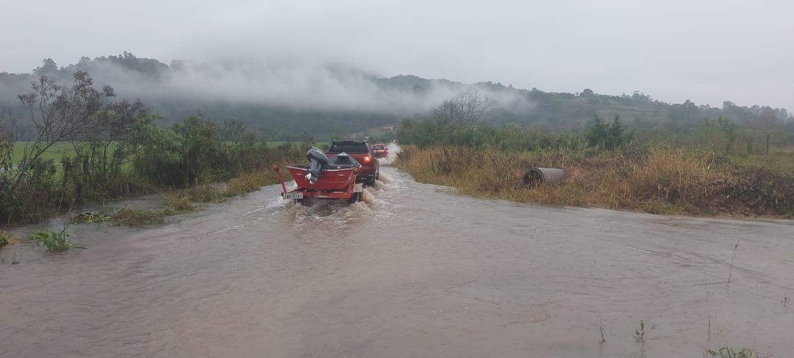 casal-desaparece-apos-ter-carro-arrastado-por-correnteza-no-rs,-diz-defesa-civil