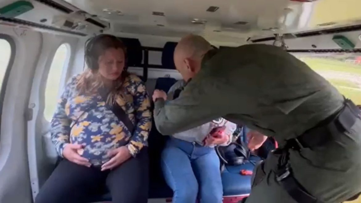 gravida-de-9-meses-e-resgatada-por-helicoptero-de-cidade-ilhada-durante-chuva-no-rs;-video