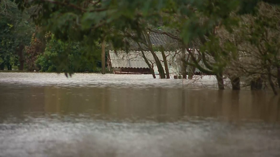 chuva-no-rs-deixa-mais-de-4,5-mil-fora-de-casa-e-90-cidades-registram-estragos