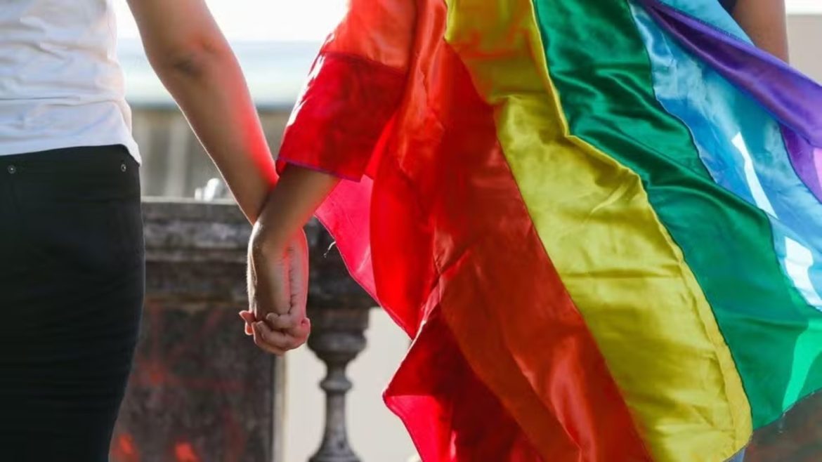 ‘homofobia-e-transfobia-sao-crimes,-nao-ha-espaco-para-comentarios-ou-brincadeiras’,-diz-delegado-do-rs-sobre-alta-de-casos