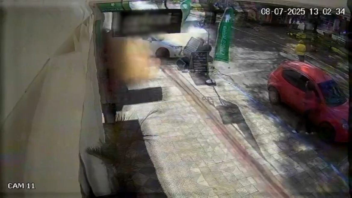 carro-desgovernado-invade-calcada,-colide-com-poste-e-atropela-pedestres-no-rs;-veja-video