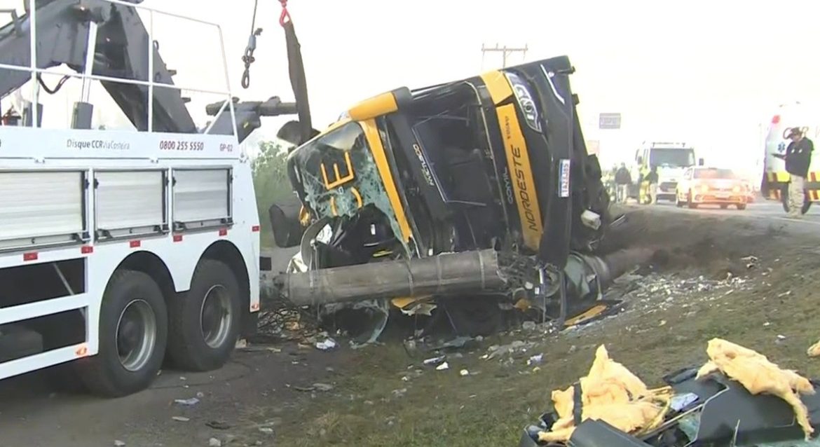 onibus-de-turismo-tomba-no-litoral-de-sc-e-deixa-feridos;-morte-e-confirmada