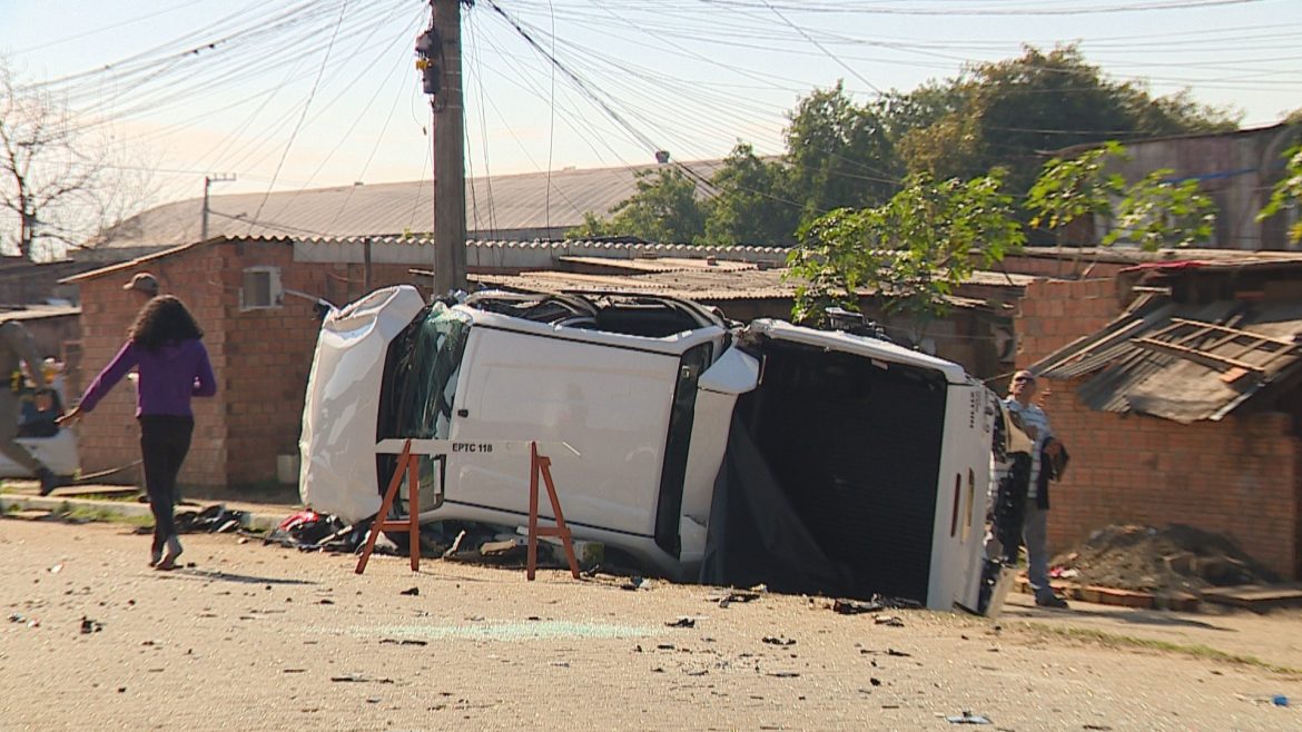 carro-que-caiu-de-ponte-apos-caminhao-cegonha-tombar-em-porto-alegre-por-pouco-nao-atinge-casas;-veja-fotos