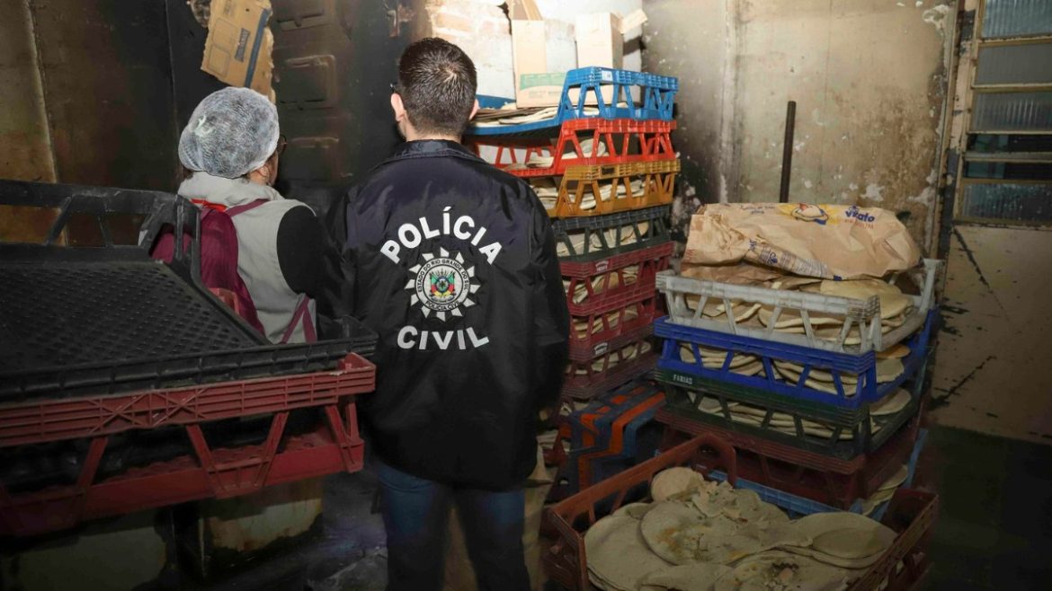 video:-panificadora-e-interditada-com-454-kg-de-alimentos-improprios-para-consumo-no-rs;-duas-pessoas-foram-presas