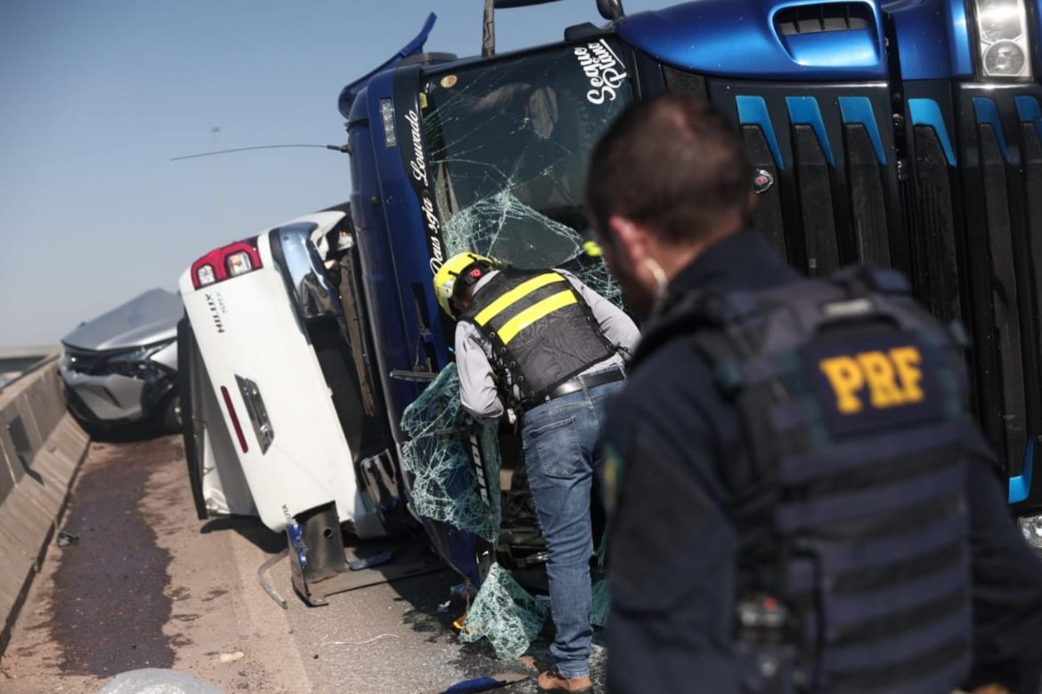 caminhao-cegonha-que-levava-sete-caminhonetes-importadas-e-tombou-em-porto-alegre-estava-com-tacografo-vencido,-diz-prf