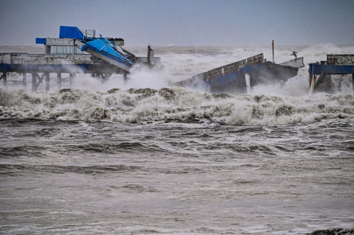 plataforma-maritima-de-praia-do-rs-desaba-durante-ciclone-extratropical;-veja-antes-e-depois-do-ponto-turistico