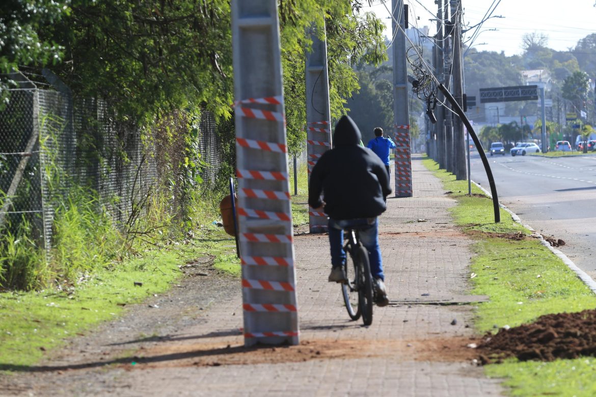 postes-da-ceee-equatorial-sao-instalados-no-meio-de-ciclovia-em-porto-alegre