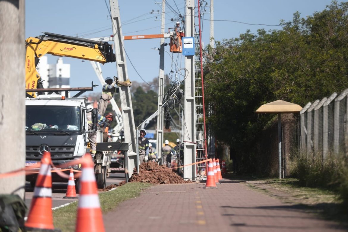 postes-da-ceee-equatorial-instalados-no-meio-de-ciclovia-comecam-a-ser-retirados-em-porto-alegre