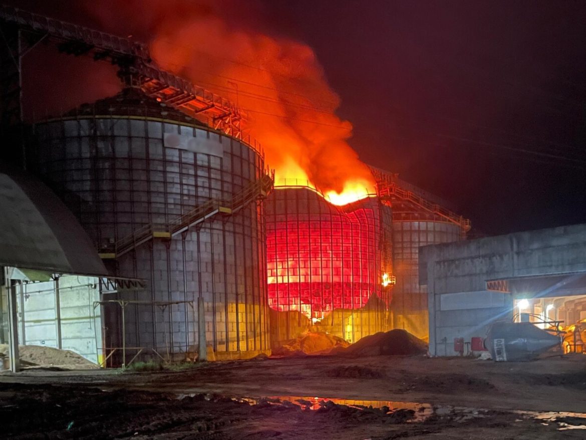 cerca-de-48h-depois,-bombeiros-ainda-combatem-incendio-em-silo-no-rs;-parte-da-estrutura-desabou