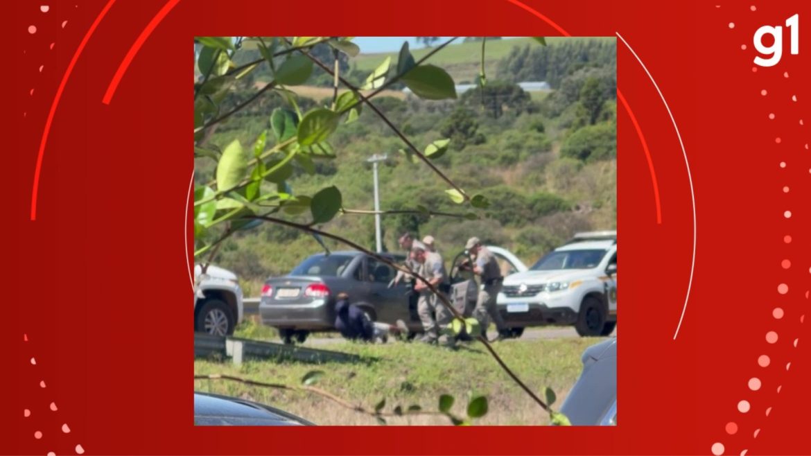 ‘tive-que-efetuar-quatro-disparos-para-cessar-a-injusta-agressao’,-disse-policial-militar-que-atirou-e-matou-homem-algemado-no-rs