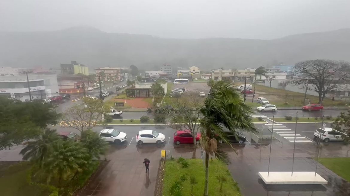 ciclone-extratropical:-vento-chega-aos-105-km/h-em-porto-alegre;-mais-de-300-mil-clientes-estao-sem-luz-no-rs