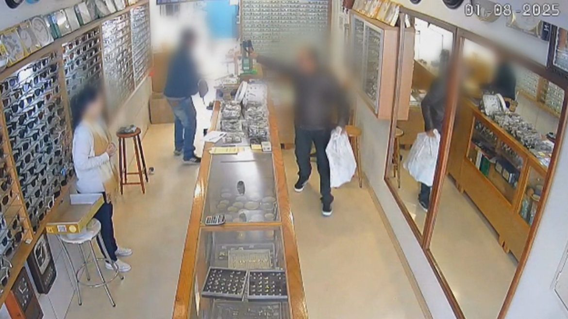 video:-dupla-invade-joalheria-e-rouba-artigos-de-luxo-em-poucos-segundos-no-rs,-diz-policia