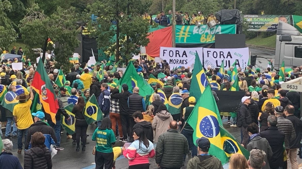 ato-reune-apoiadores-de-bolsonaro-em-porto-alegre-com-criticas-a-lula-e-moraes