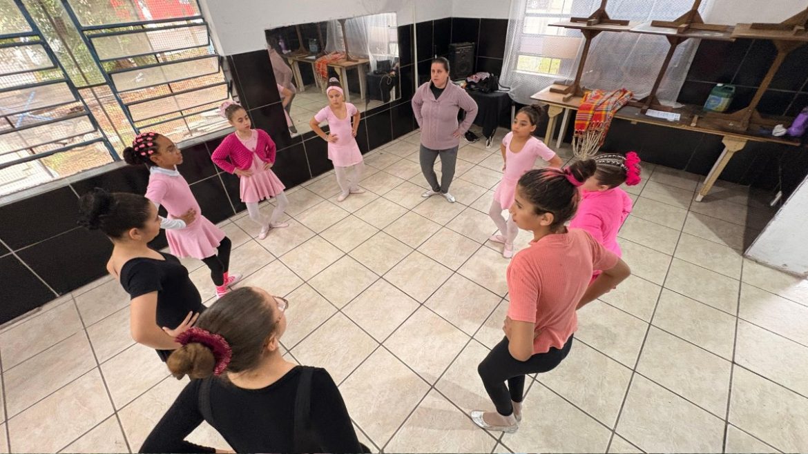 bailarina-cega-da-aulas-gratuitas-de-danca-classica-para-criancas-no-rs