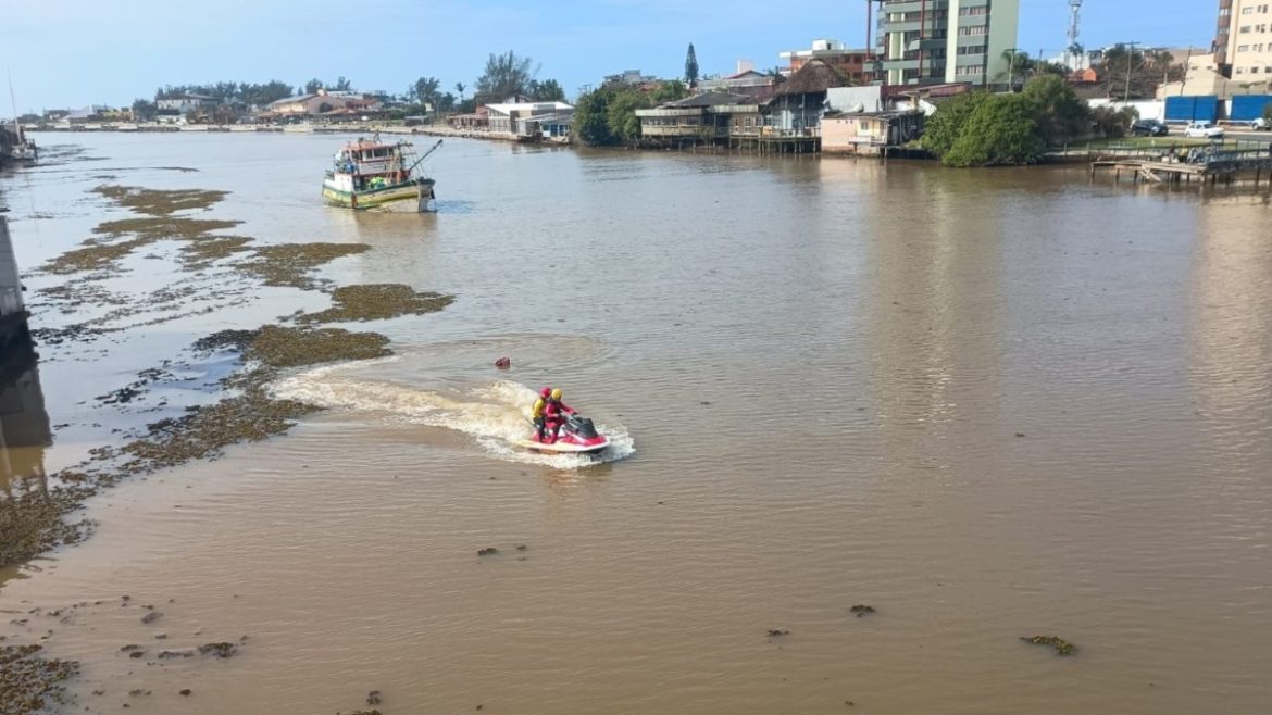 bombeiros-fazem-buscas-por-jovem-desaparecido-no-rio-mampituba
