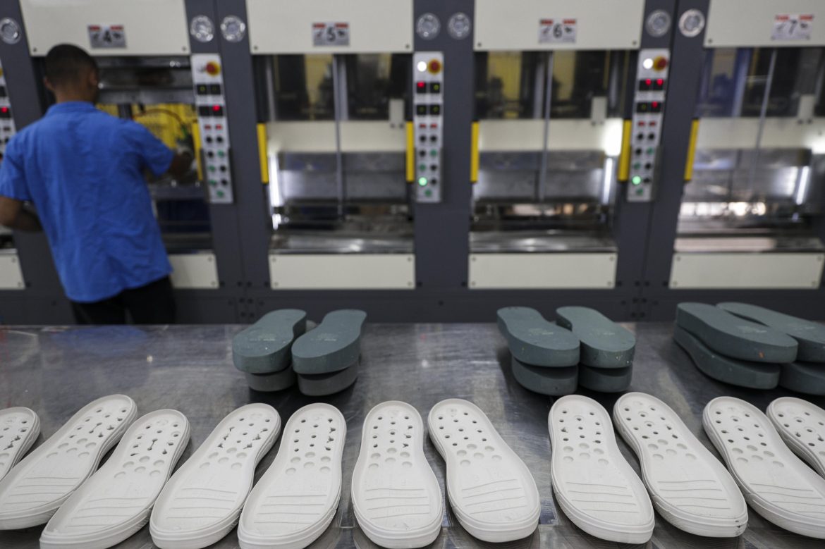 tarifaco-de-trump:-setor-calcadista-pode-perder-3,9-mil-empregos-e-10%-na-exportacao-total-em-12-meses-no-rs