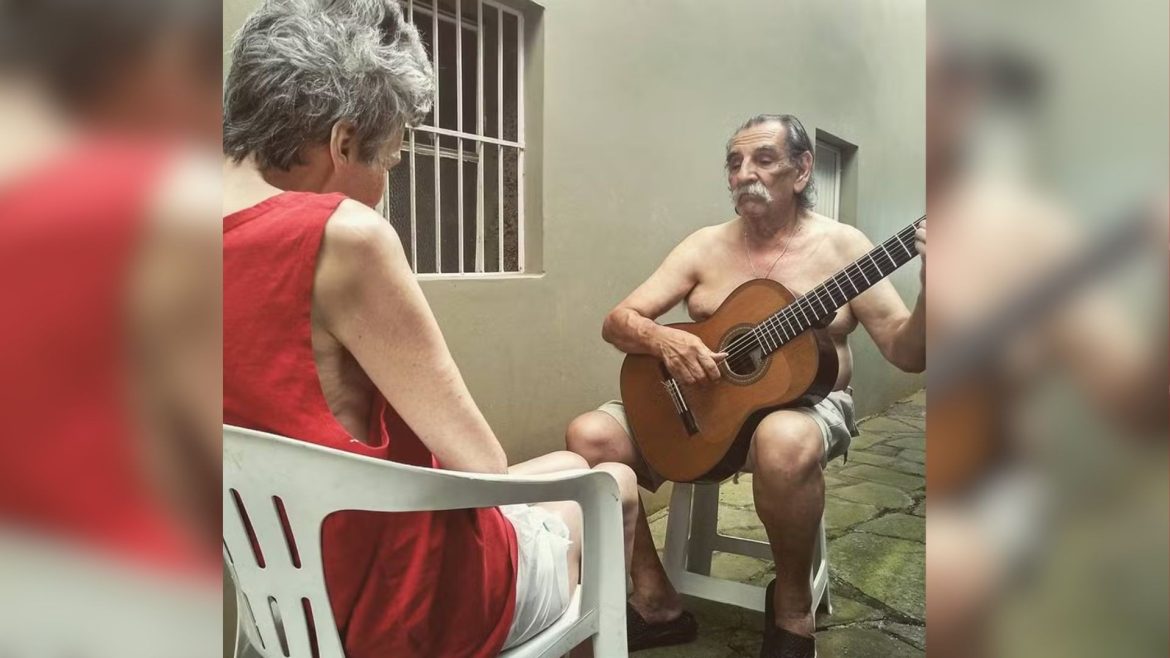 morre-esposa-de-lucio-yanel;-musico-argentino-fazia-serenata-todos-os-dias-para-mulher,-que-tinha-alzheimer