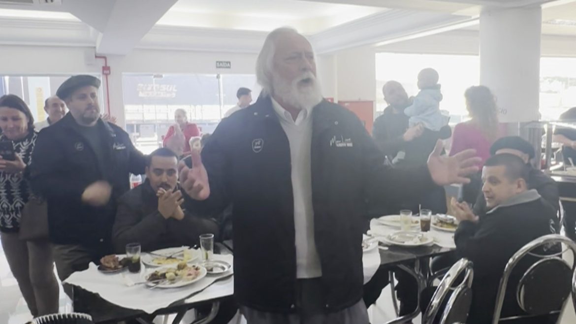 video:-mano-lima-faz-homenagem-aos-pais-em-restaurante-do-rs