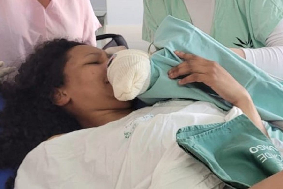 mae-da-a-luz-na-parada-de-onibus-em-frente-a-hospital-no-rs