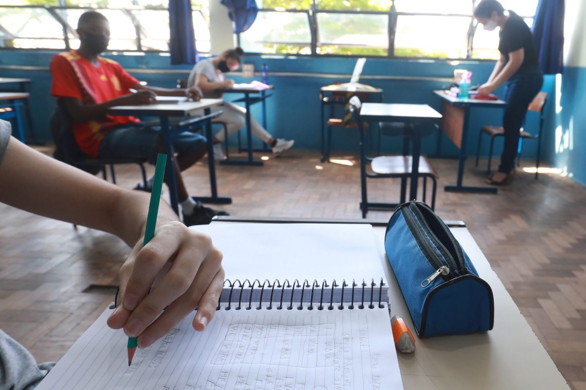 professores-estaduais-terao-14o-salario-caso-escolas-atinjam-metas-de-rendimento,-anuncia-governo-do-rs