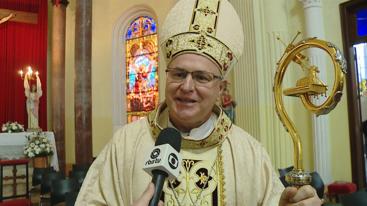 dom-clesio-facco,-1o-bispo-brasileiro-nomeado-pelo-papa-leao-14,-e-ordenado-no-rs