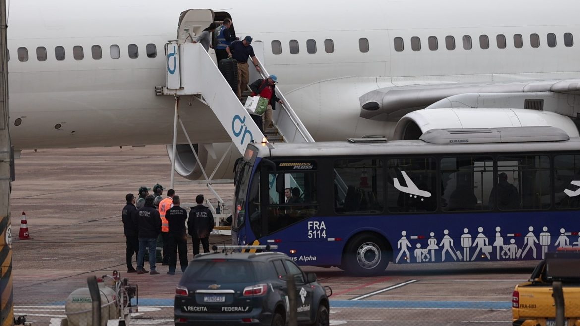 video:-veja-momento-em-que-passageiros-de-aviao-dos-eua-desembarcam-em-porto-alegre