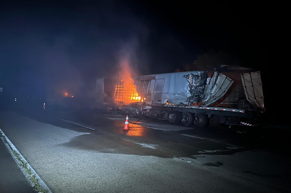 incendio-em-carretas-apos-colisao-bloqueia-br-290,-em-santo-antonio-da-patrulha