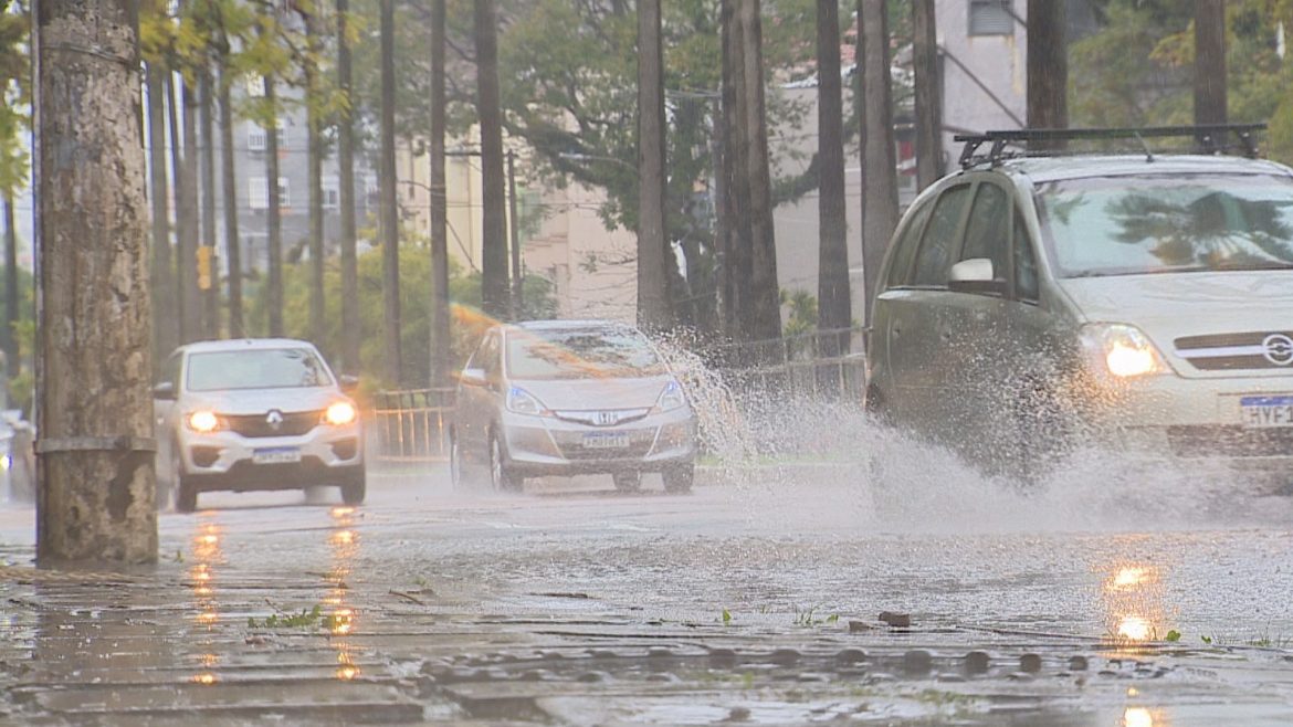 em-menos-de-48h,-porto-alegre-tem-volume-de-chuva-previsto-para-o-mes-inteiro;-voos-sao-cancelados