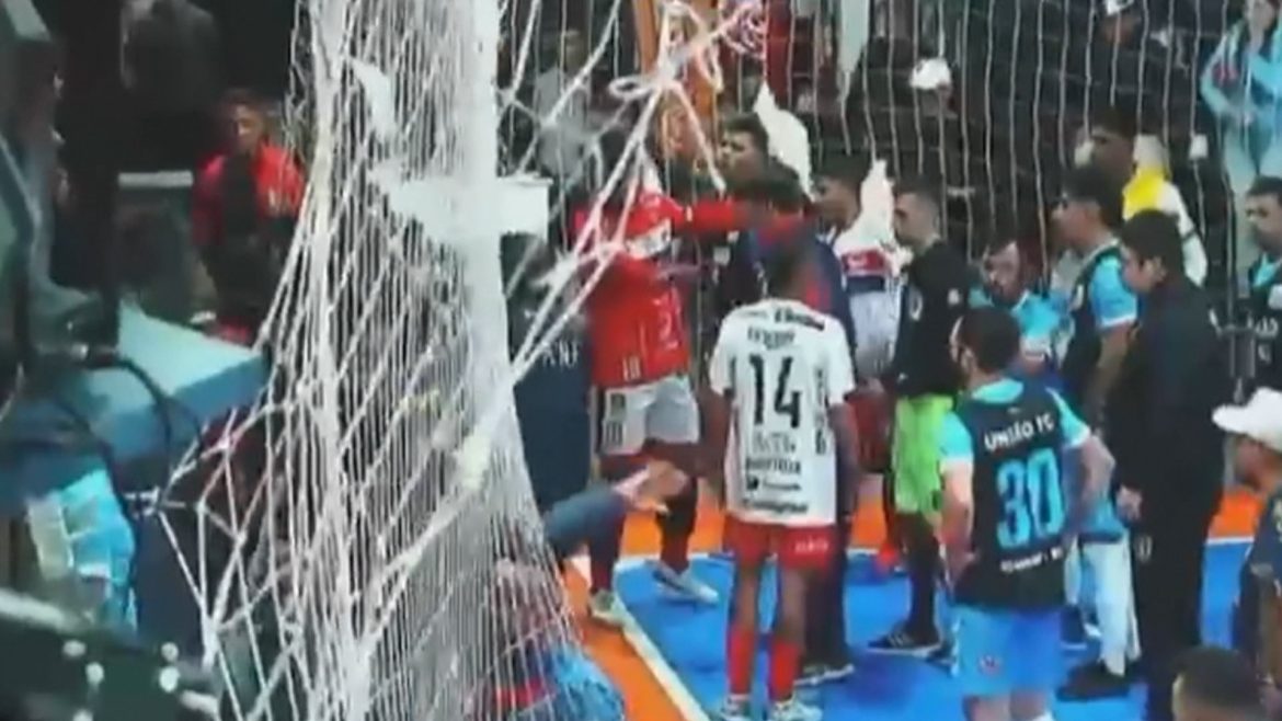 justica-decreta-prisao-preventiva-de-homem-que-esfaqueou-torcedor-durante-partida-de-futsal-no-rs;-ele-esta-foragido