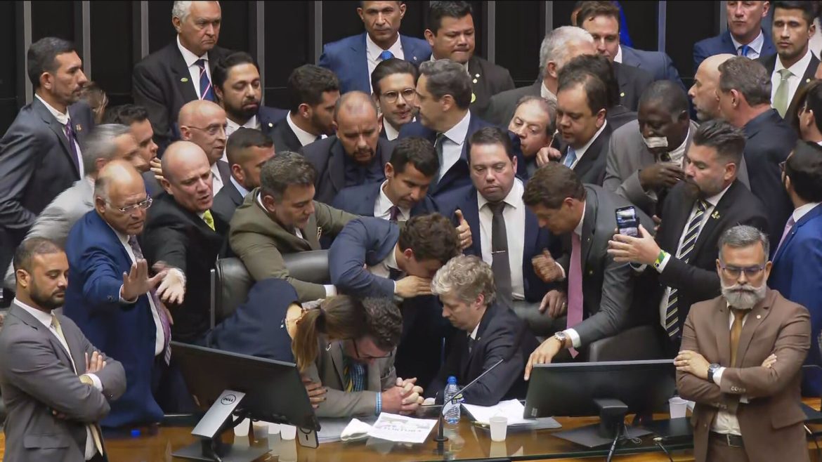 deputado-que-impediu-presidente-da-camara-de-sentar-durante-sessao,-marcel-van-hattem-foi-pivo-de-racha-no-mbl-e-ja-chamou-delegado-de-‘bandido’