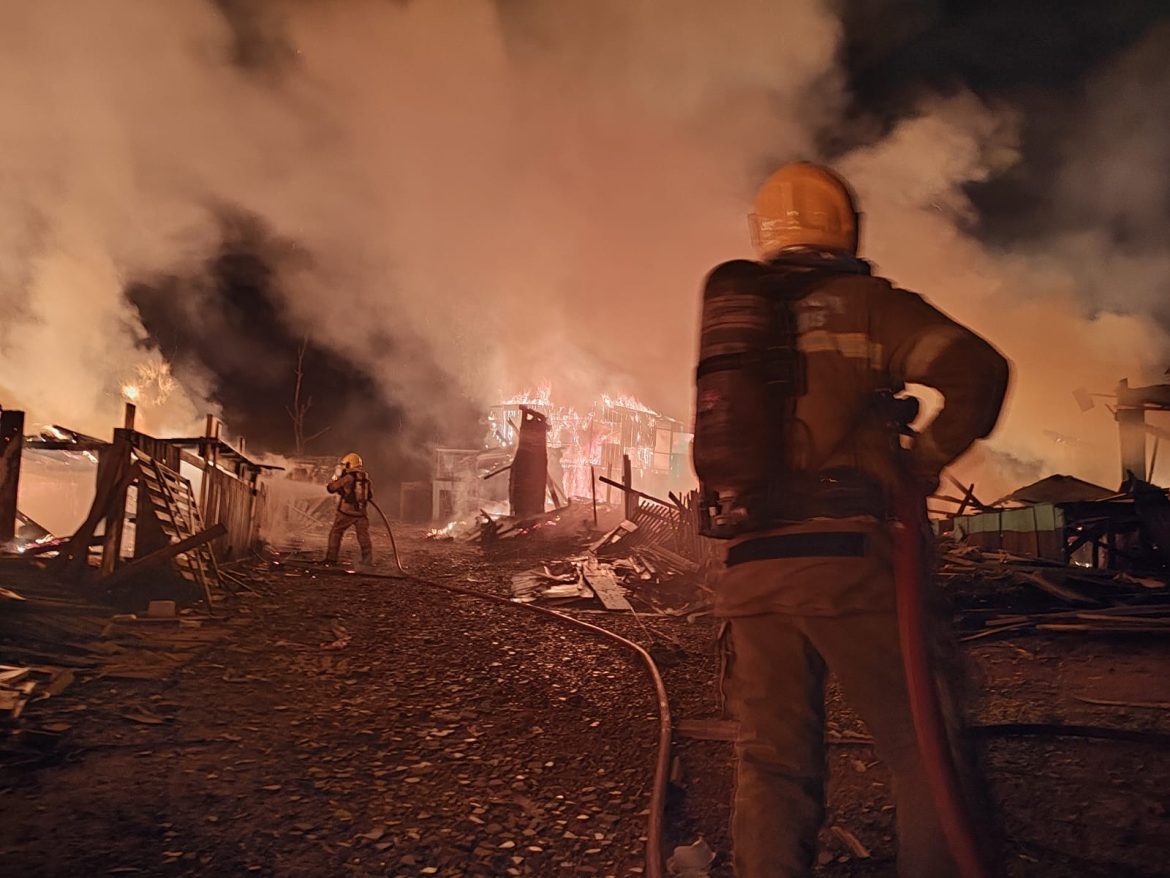 incendio-atinge-area-de-invasao-desapropriada-em-campo-bom;-quatro-casas-de-madeira-foram-atingidas,-dizem-bombeiros