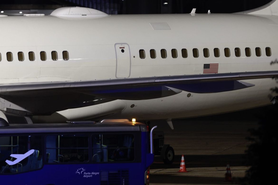 aeronave-da-forca-aerea-dos-eua-pousa-em-porto-alegre