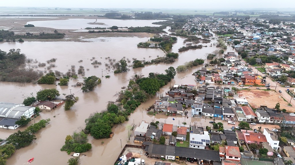 nivel-de-arroio-sobe-com-chuva-e-alaga-mais-de-2-mil-casas-em-sao-lourenco-do-sul;-video