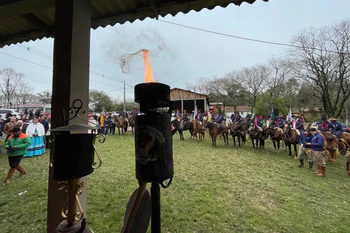 chama-crioula-chega-a-passo-fundo-apos-cavalgada-de-oito-dias-e-270-km;-simbolo-fortalece-os-festejos-farroupilhas