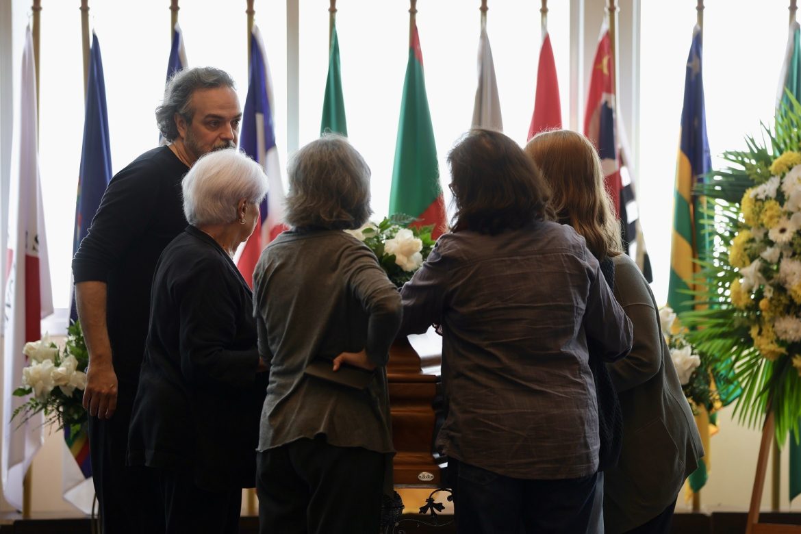 corpo-do-escritor-luis-fernando-verissimo-e-velado-na-assembleia-legislativa,-em-porto-alegre